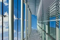 Muro cortina con literas