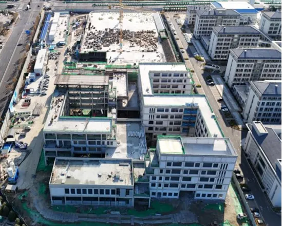 Edificio de varios pisos con estructura de acero